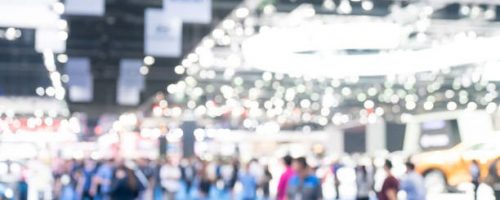 Foule qui déambule parmi les stands d'un salon professionnel