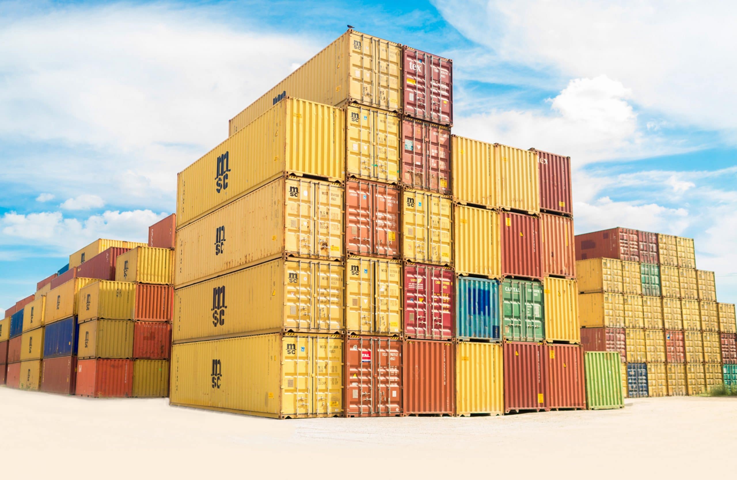 Piles containers jaunes dans un port